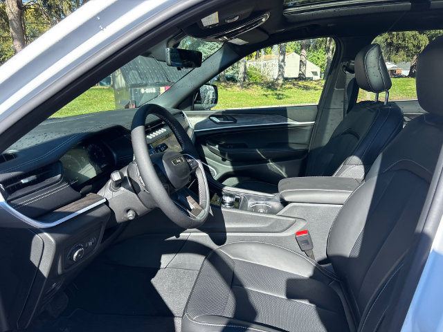 New 2027 Jeep Grand Cherokee Limited AWD/4WD image 2