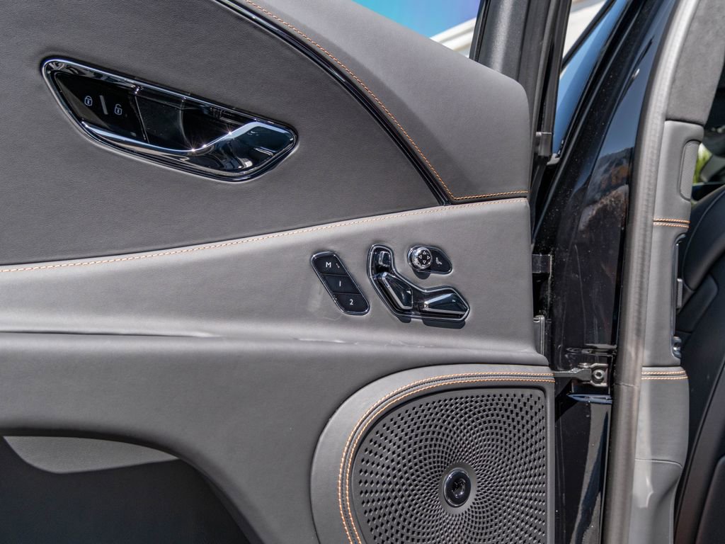 Used 2025 Bentley Flying Spur Plug-In Hybrid AWD/4WD image 28