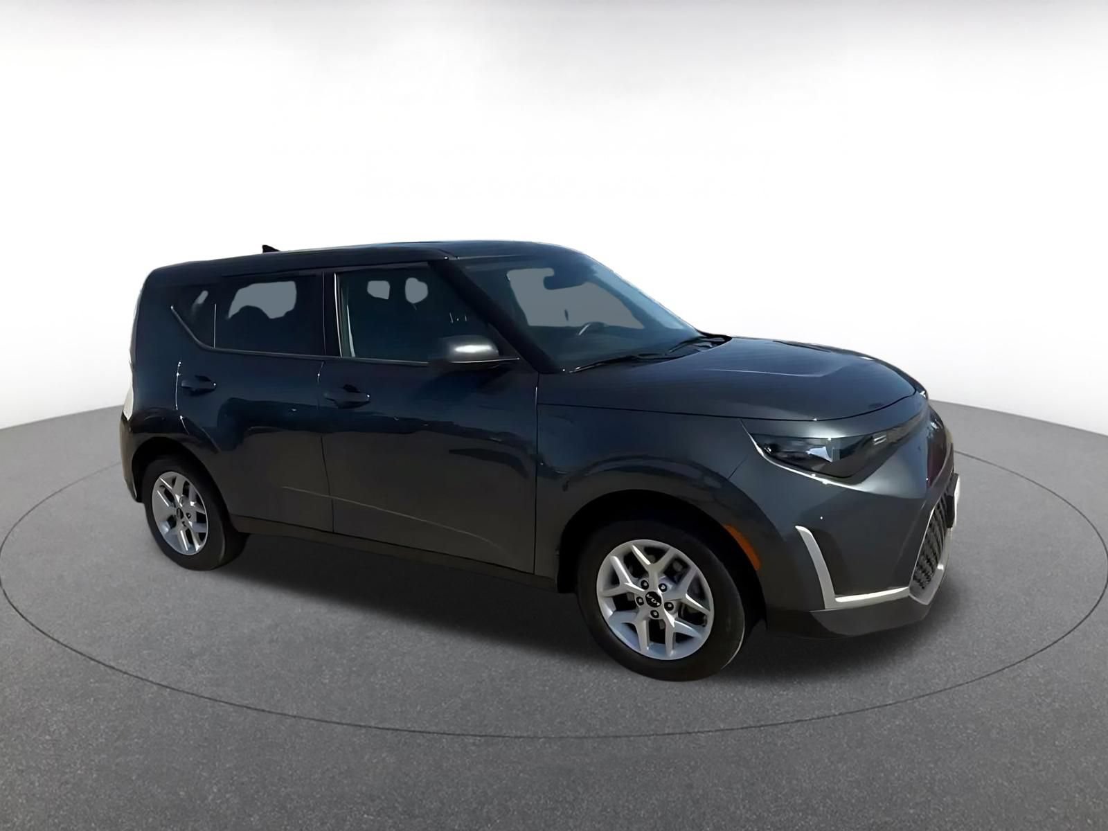 Used 2025 Kia Soul LX w/ LX Technology Package FWD image 2