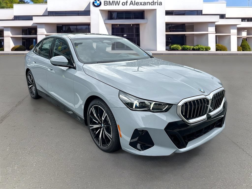 Used 2026 BMW 530i w/ M Sport Package RWD image 3