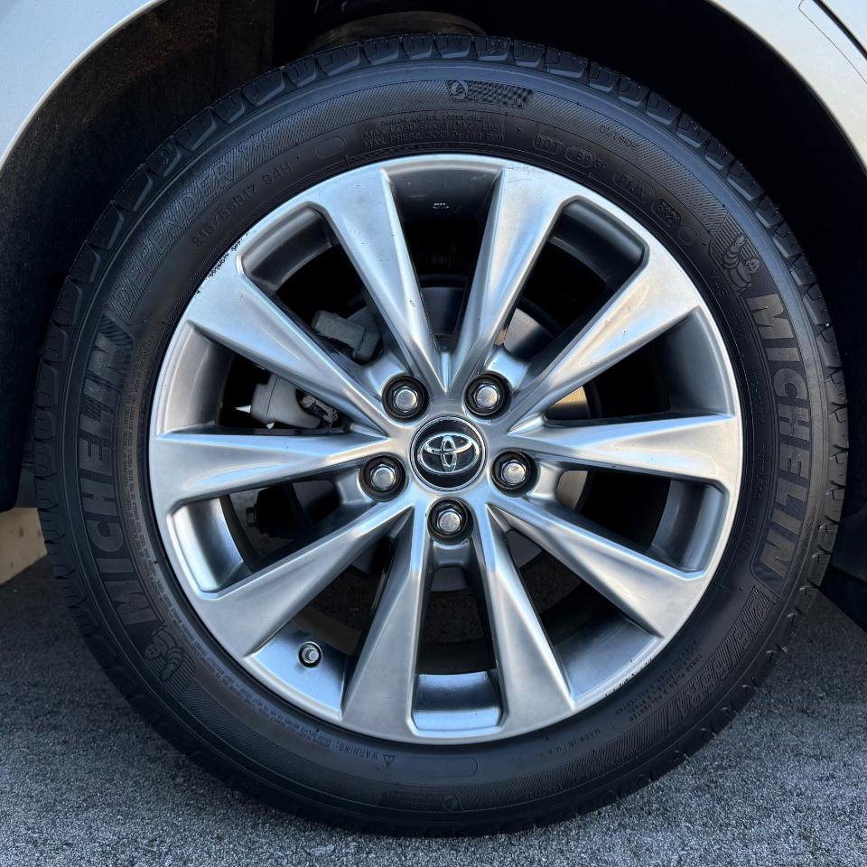 Used 2017 Toyota Camry XLE w/ Moonroof Package FWD image 19