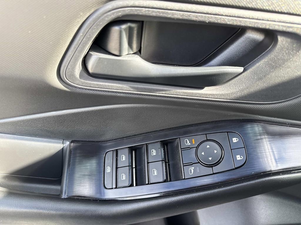 Used 2025 Nissan Rogue S image 19