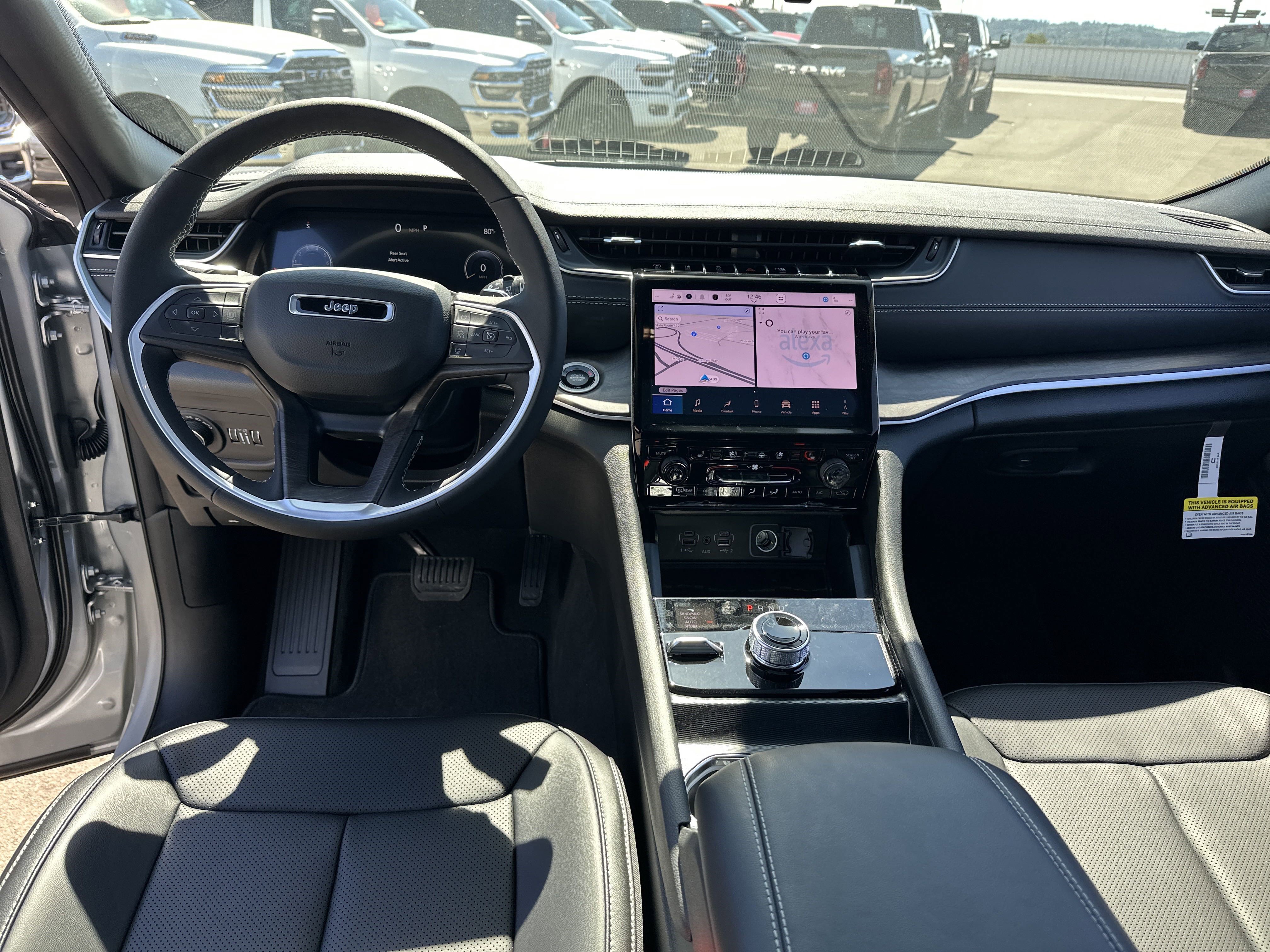 New 2025 Jeep Grand Cherokee Limited w/ Luxury Tech Group II image 11
