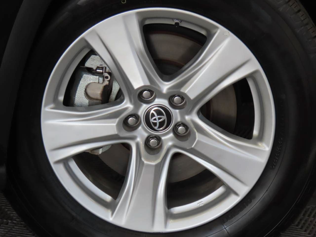 Used 2024 Toyota Highlander LE AWD/4WD image 7