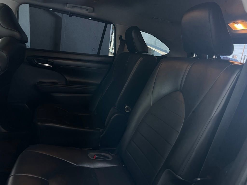 Used 2020 Toyota Highlander XLE image 18