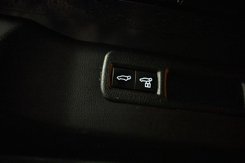 Used 2023 Toyota Venza XLE image 8