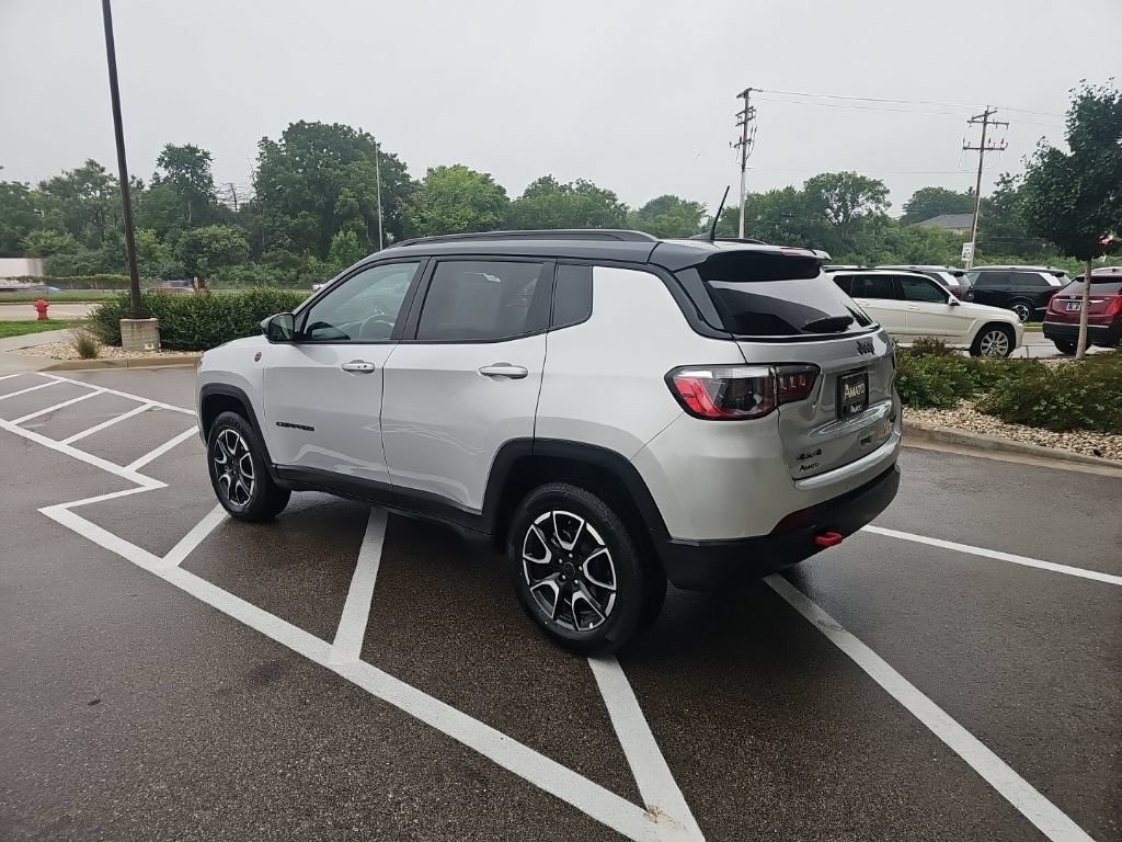 Used 2025 Jeep Compass Trailhawk AWD/4WD image 3
