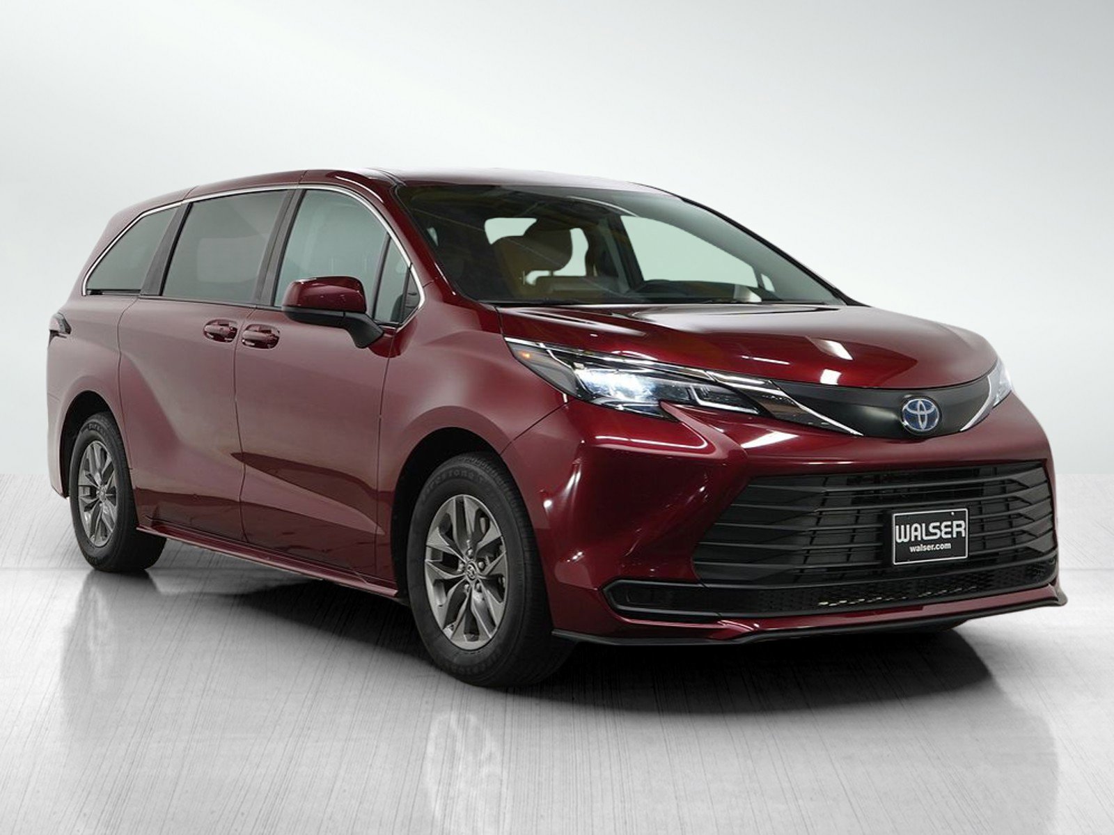 Used 2024 Toyota Sienna LE image 7