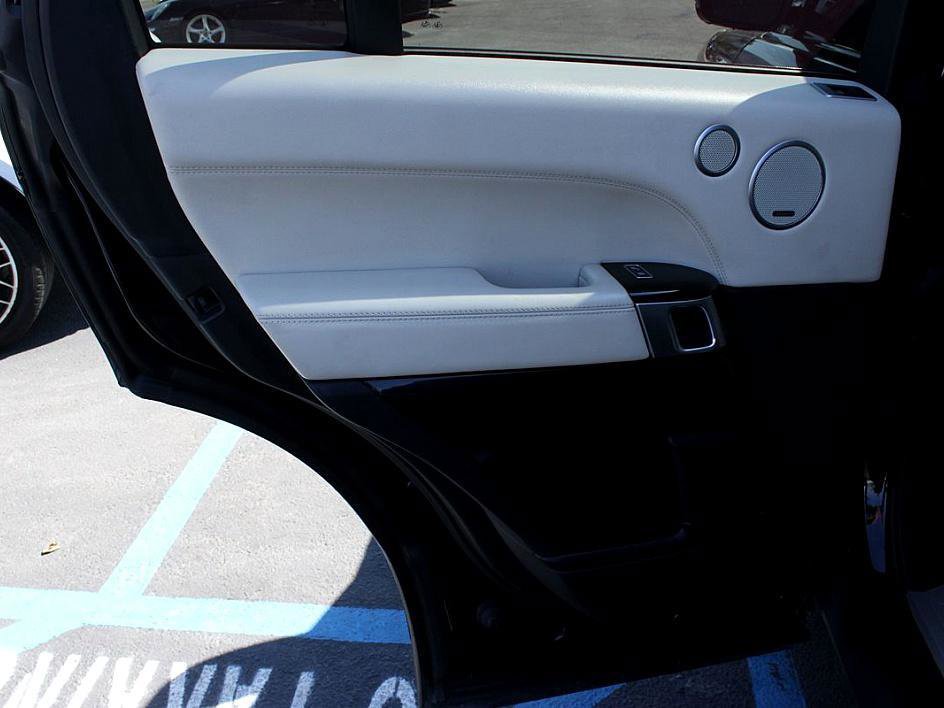 Used 2017 Land Rover Range Rover HSE image 14