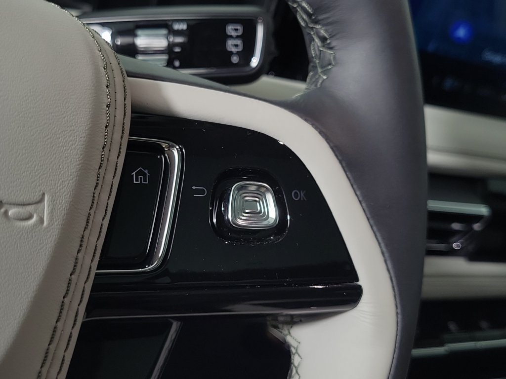 New 2026 Lincoln Aviator 2WD w/ Jet Appearance Package image 26