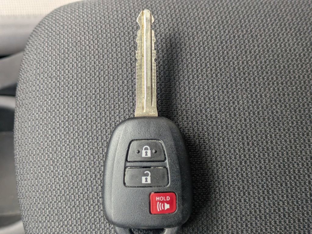 Used 2025 Toyota Corolla Cross L image 32