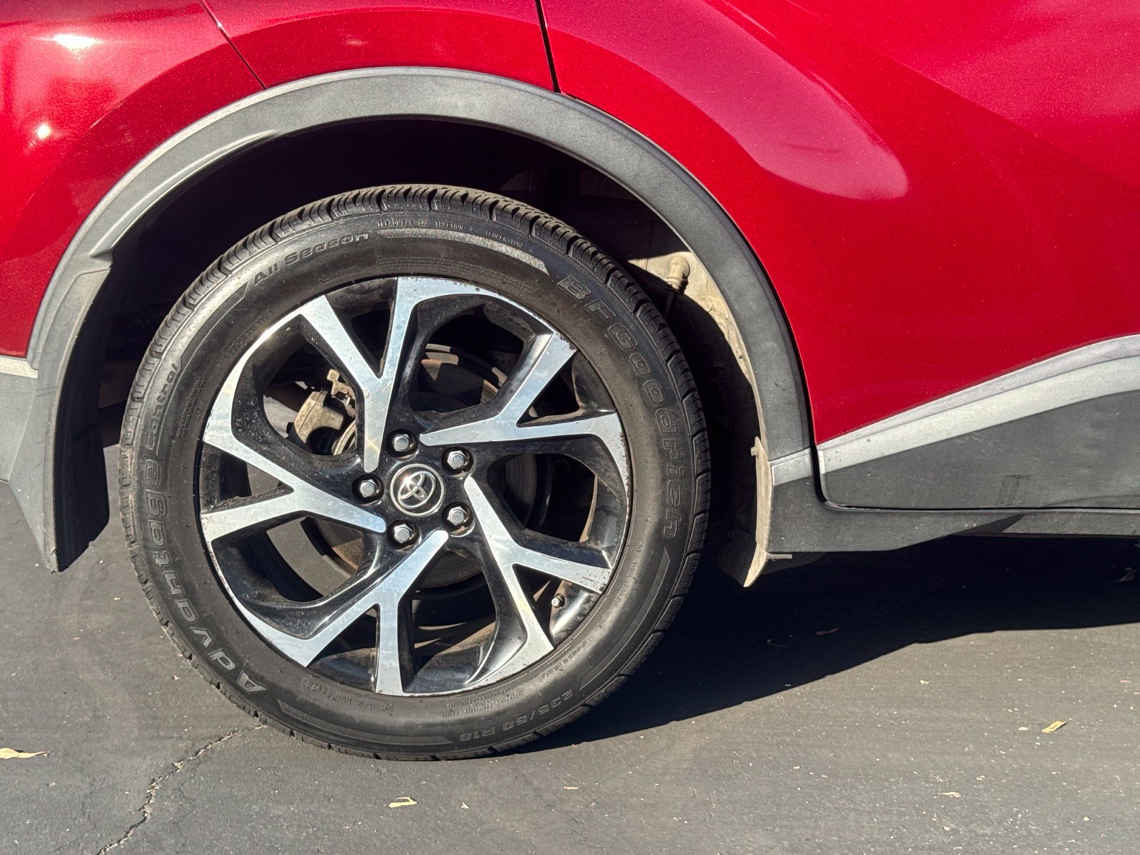 Used 2018 Toyota C-HR XLE FWD image 5