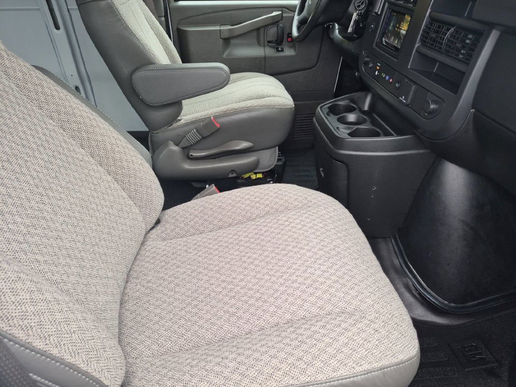 Used 2025 Chevrolet Express 2500 RWD image 27