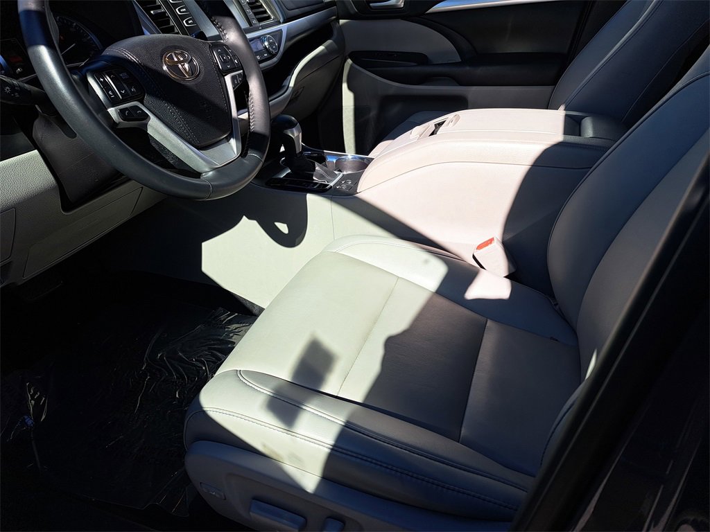 Used 2019 Toyota Highlander XLE image 23