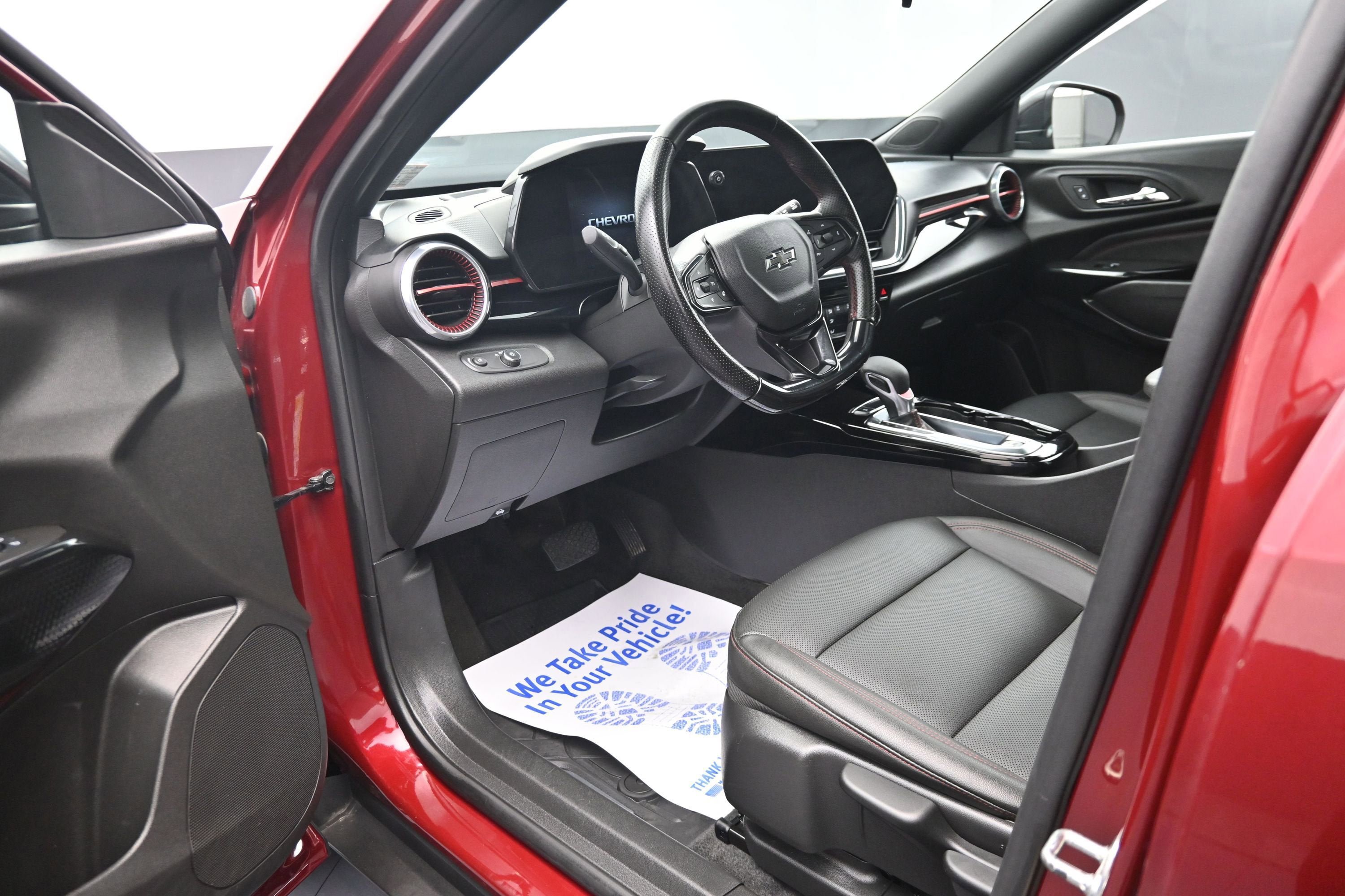 Used 2024 Chevrolet Trax RS w/ Sunroof Package FWD image 9