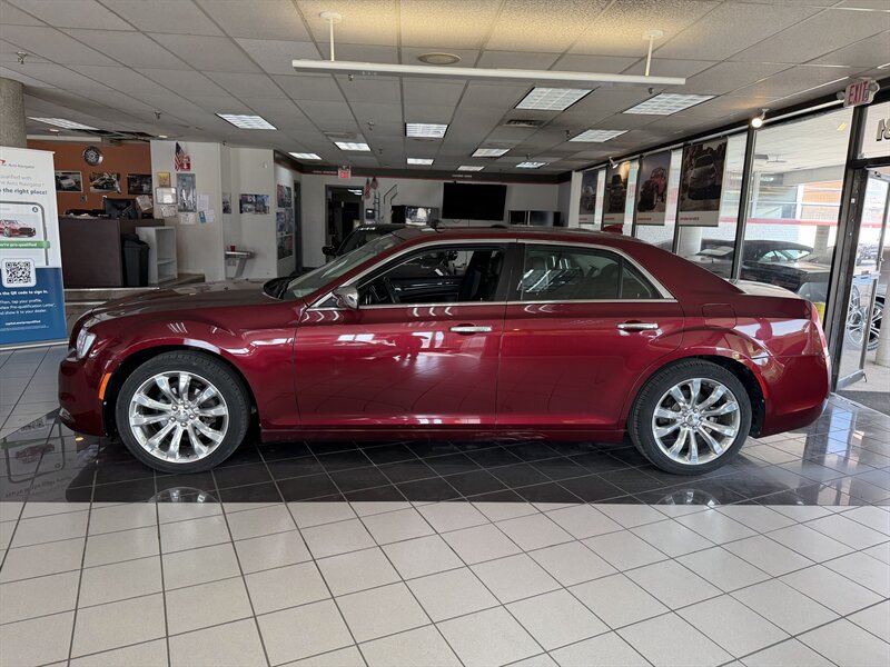 Used 2019 Chrysler 300 Limited RWD image 2