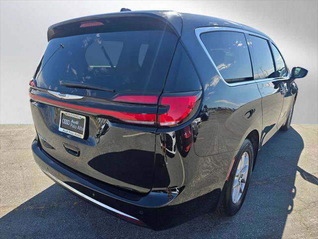 Used 2024 Chrysler Pacifica Touring-L FWD image 3