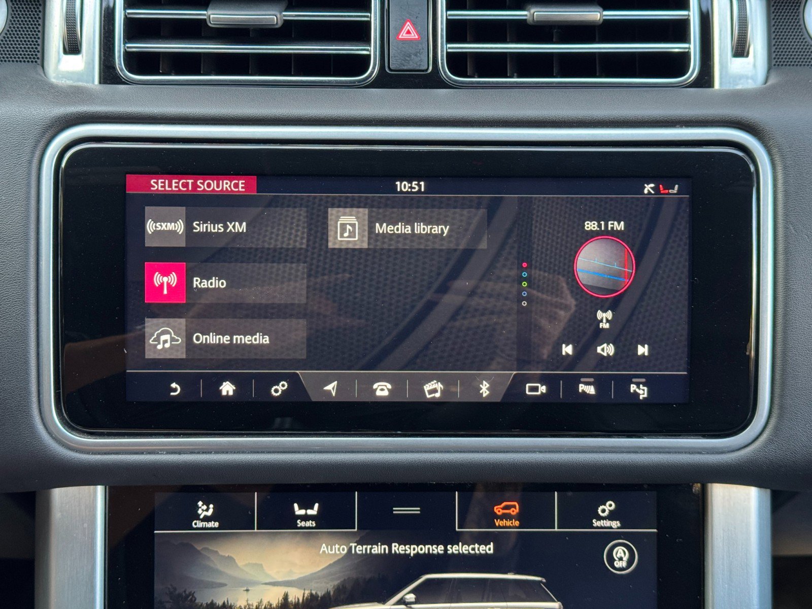 Used 2018 Land Rover Range Rover HSE image 32