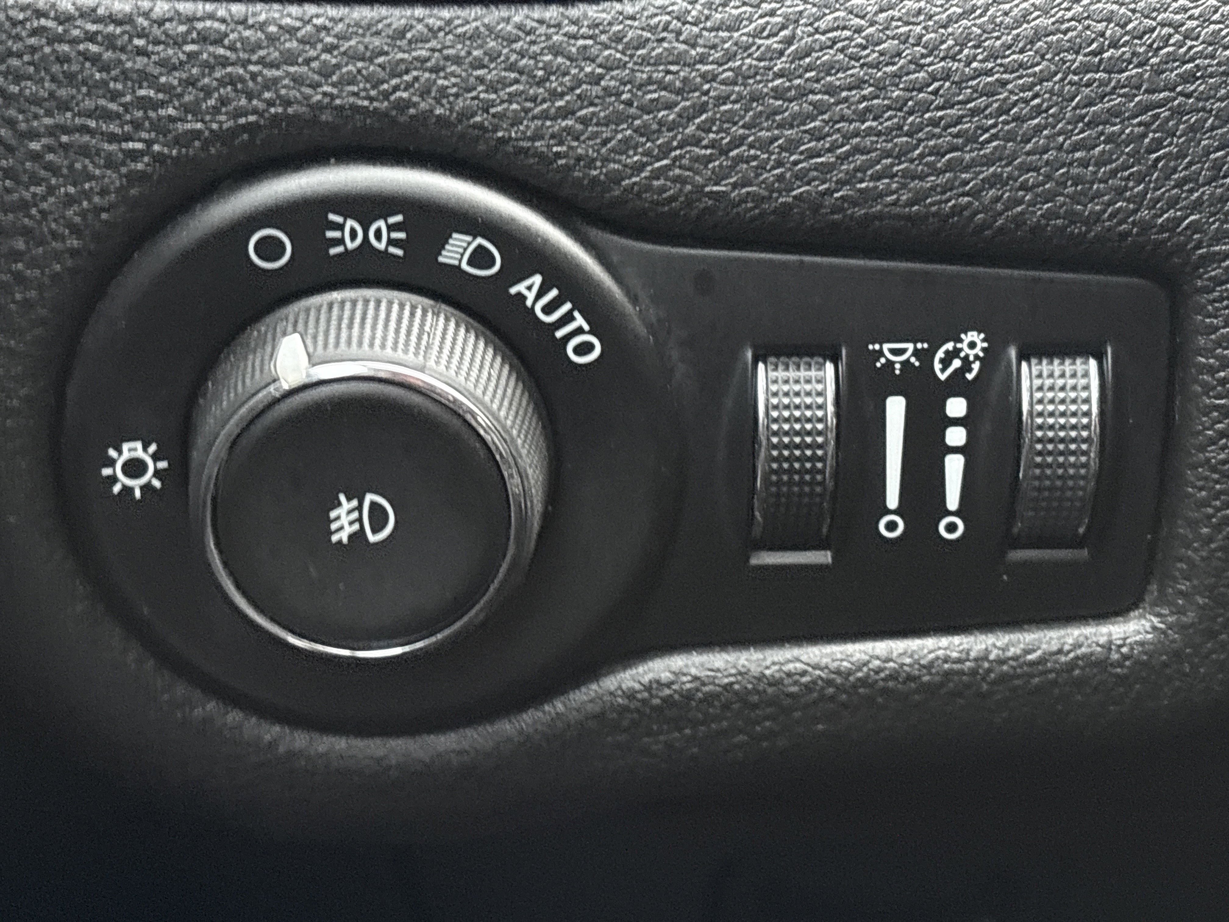 Used 2019 Jeep Cherokee Latitude Plus image 32