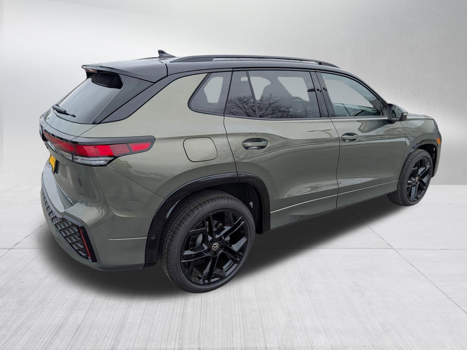 New 2026 Volkswagen Tiguan SE R-Line image 2