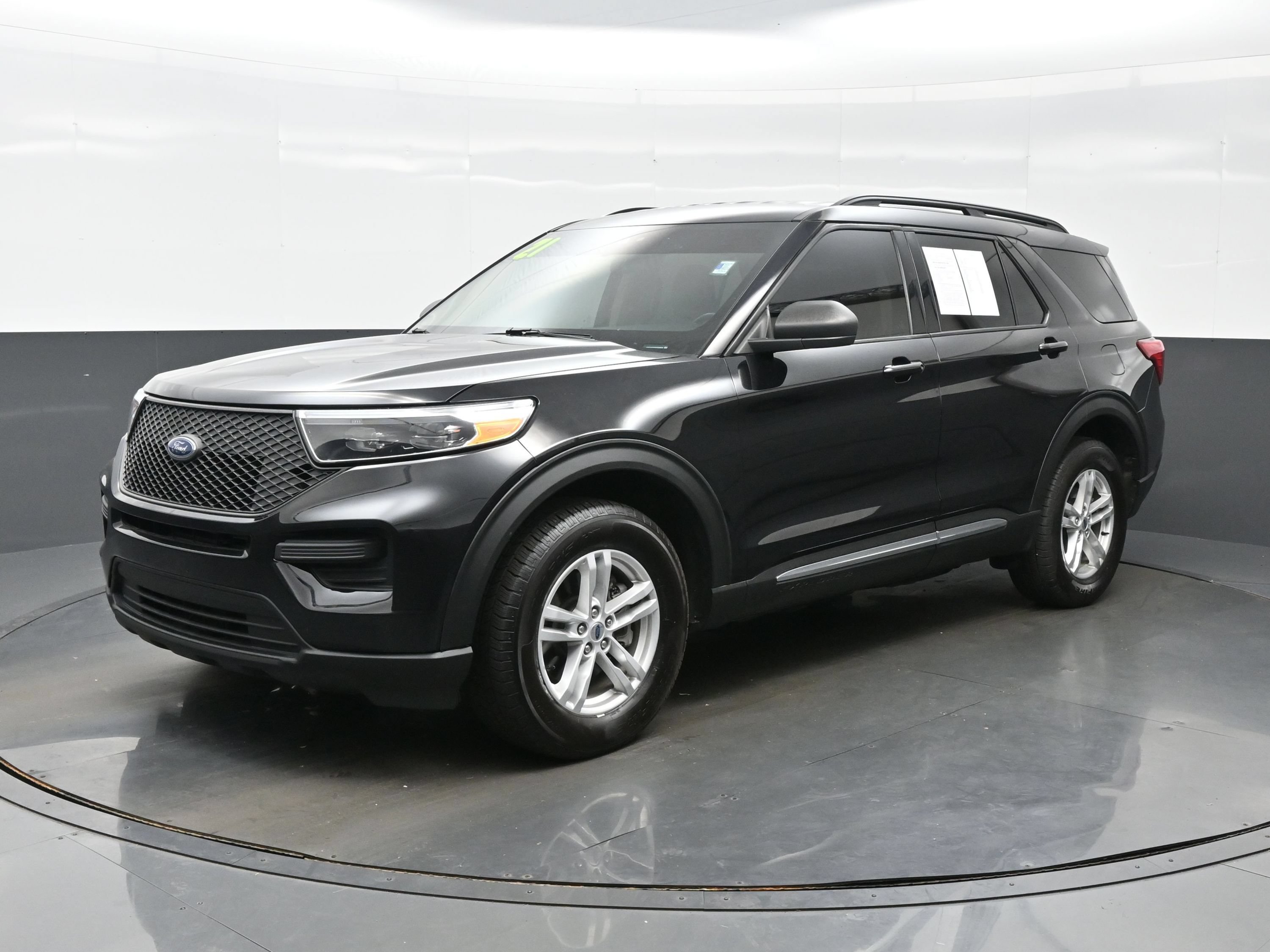 Used 2021 Ford Explorer XLT w/ Class III Trailer Tow Package AWD/4WD image 2