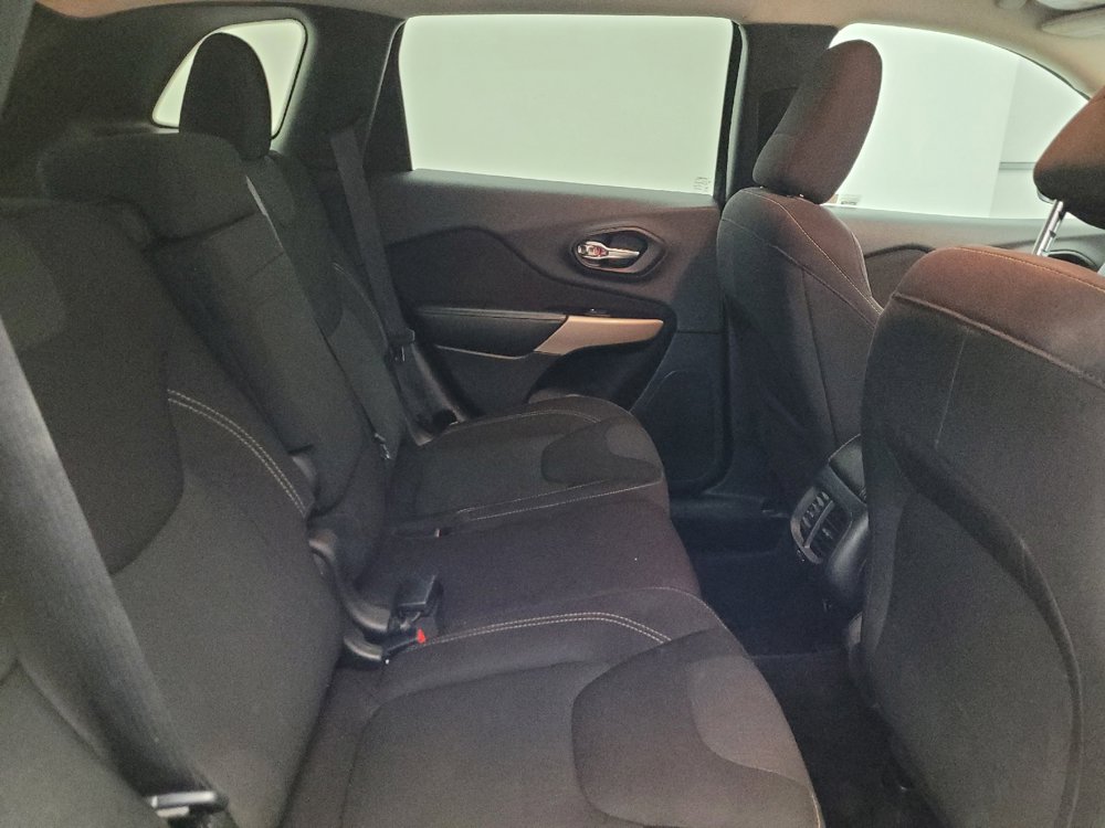 Used 2017 Jeep Cherokee Latitude w/ Comfort/Convenience Group image 19