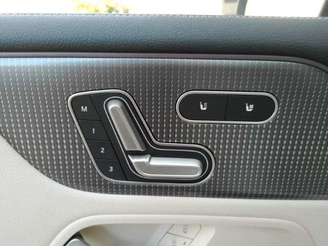 Used 2022 Mercedes-Benz EQB 300 4MATIC image 16