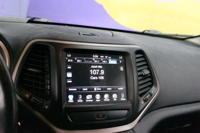Used 2017 Jeep Cherokee Limited w/ Luxury Group AWD/4WD image 16