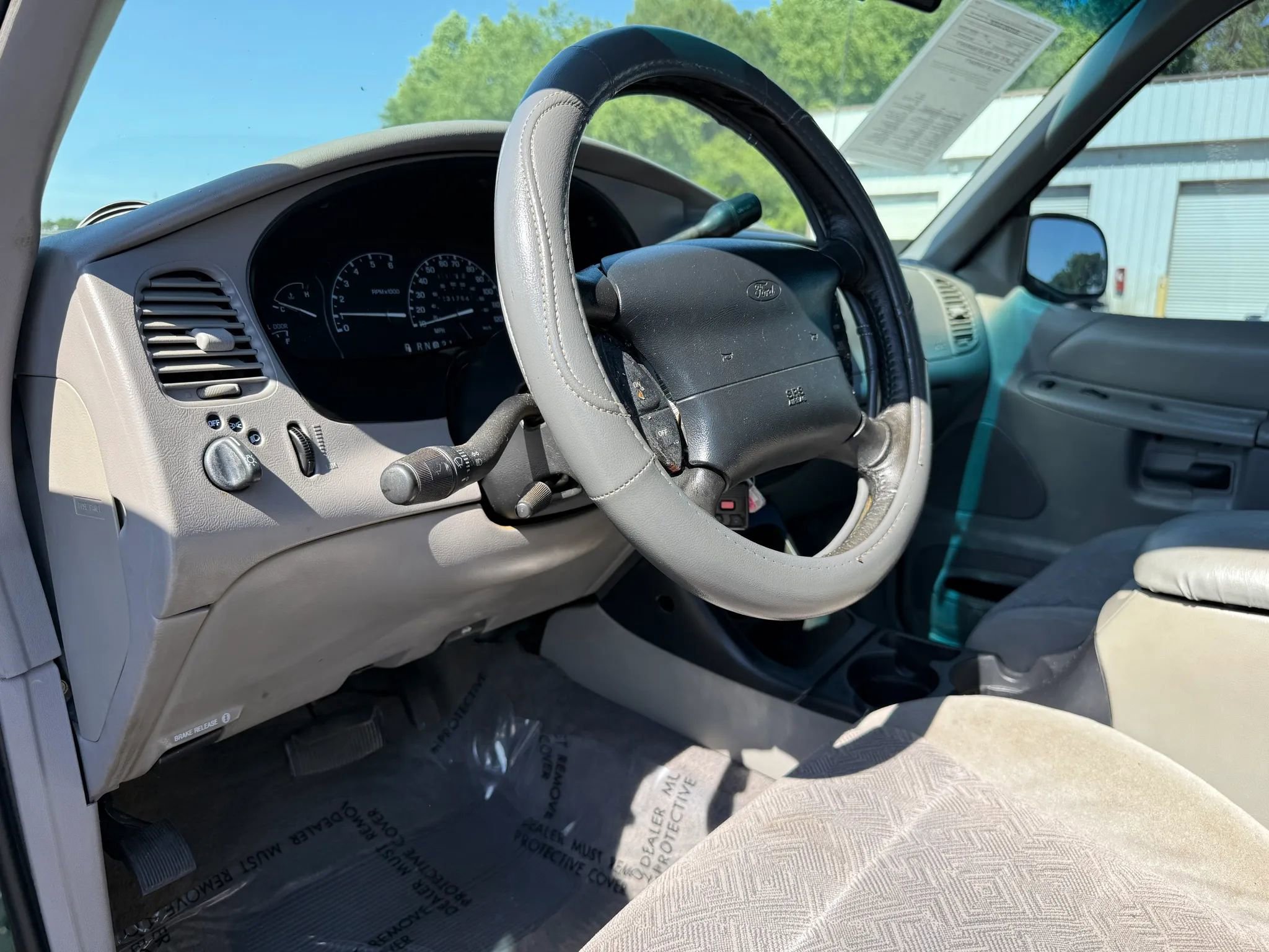 Used 2000 Ford Explorer XLT AWD/4WD image 17