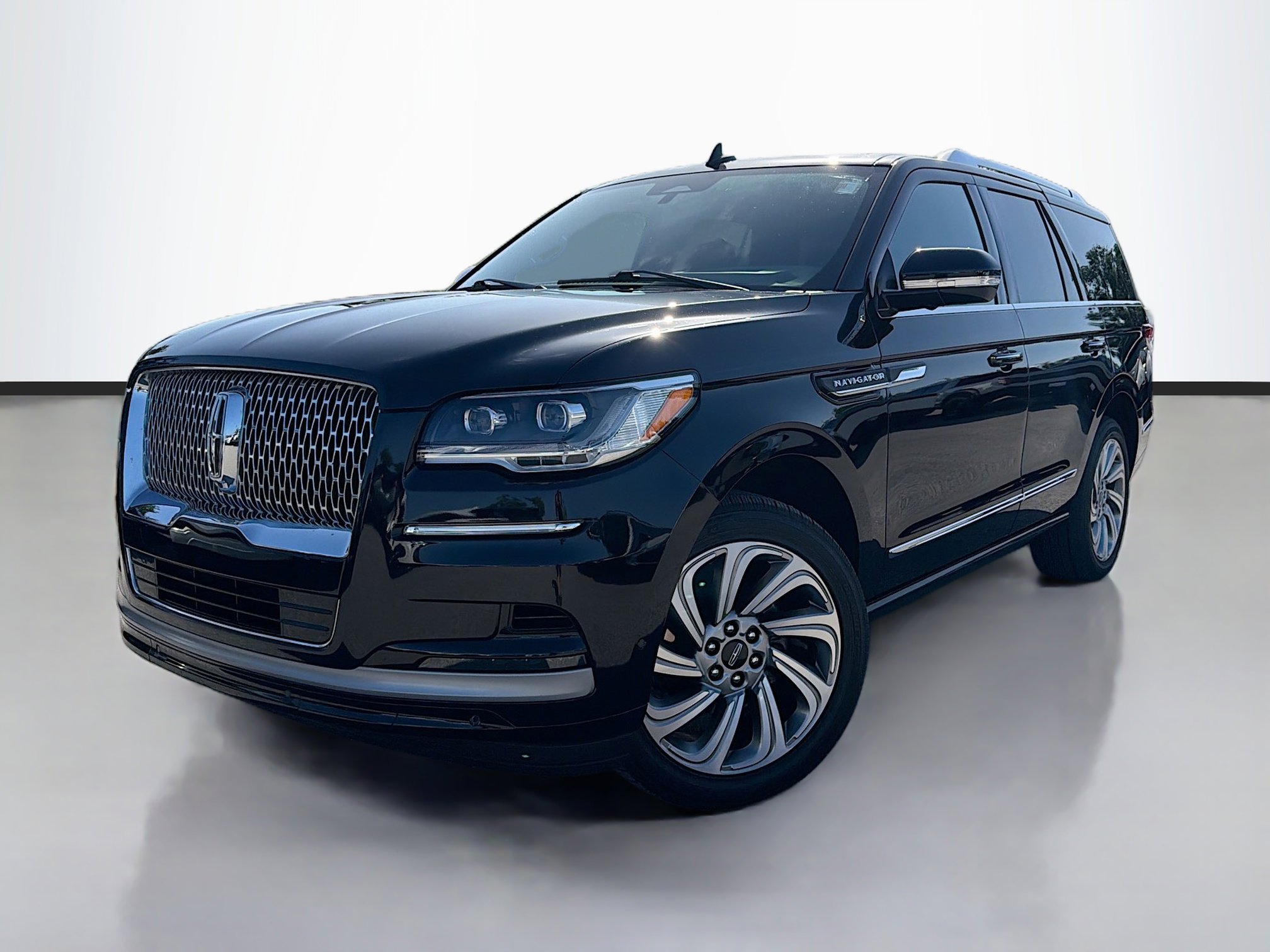 Used 2022 Lincoln Navigator Reserve image 1