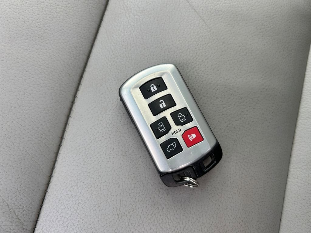 Used 2017 Toyota Sienna XLE Premium image 33