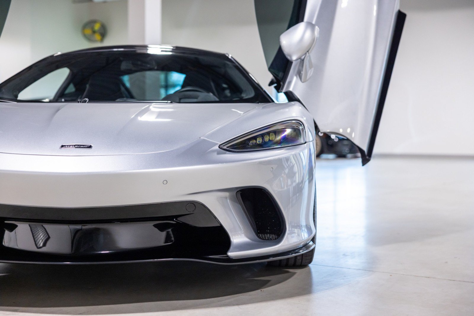 Used 2022 McLaren GT RWD image 19