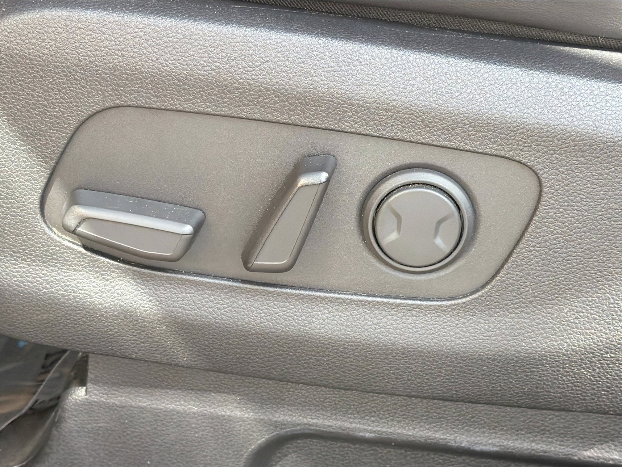 Used 2023 Kia Carnival LX image 25