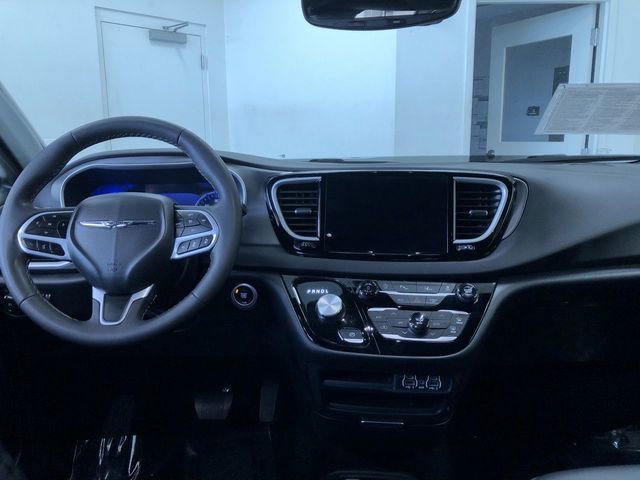 Used 2025 Chrysler Pacifica Select FWD image 17