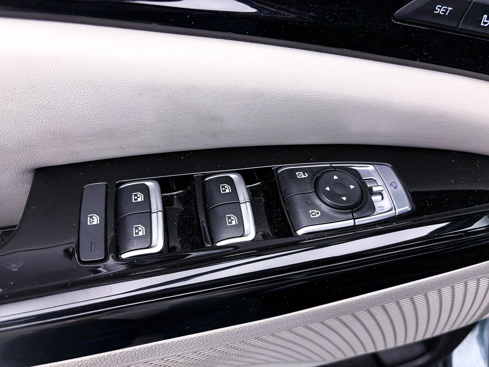 Certified 2024 Kia Carnival SX image 17