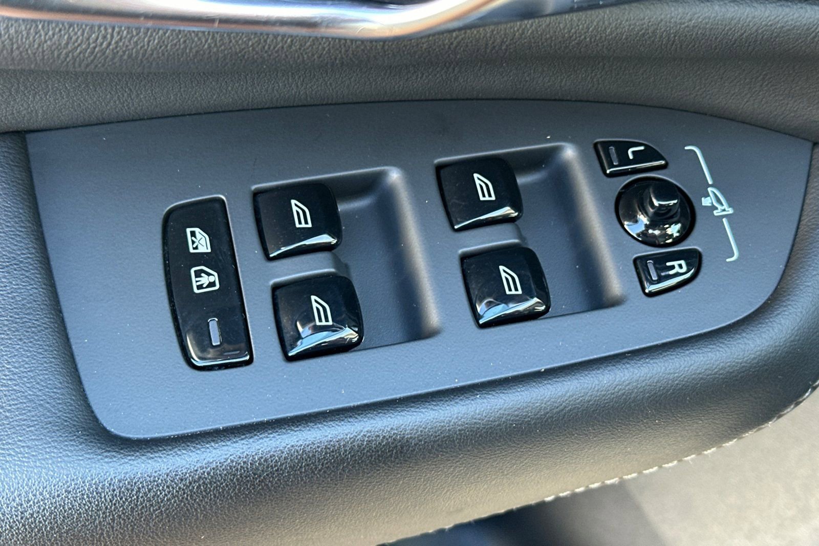 Used 2023 Volvo XC90 B6 Ultimate w/ Protection Package Premier image 16