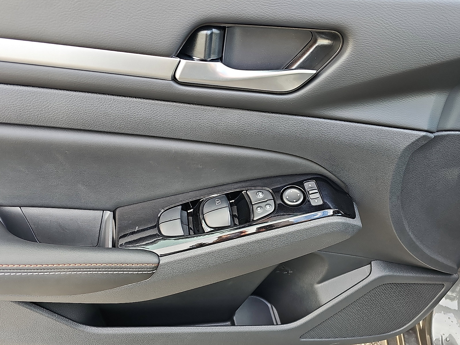 Used 2025 Nissan Altima 2.5 SR w/ SR Premium Package image 13