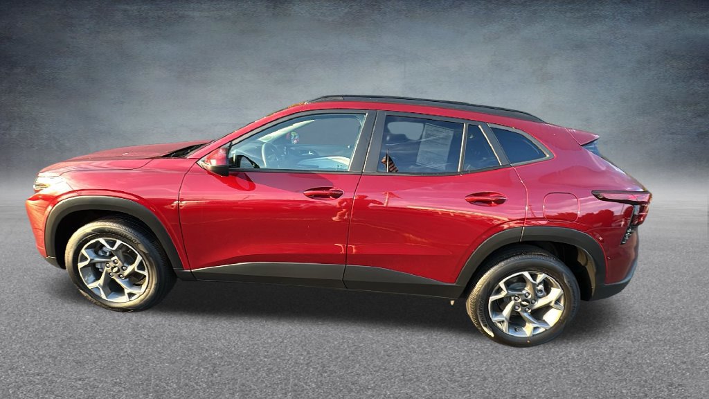 Used 2025 Chevrolet Trax LT FWD image 7