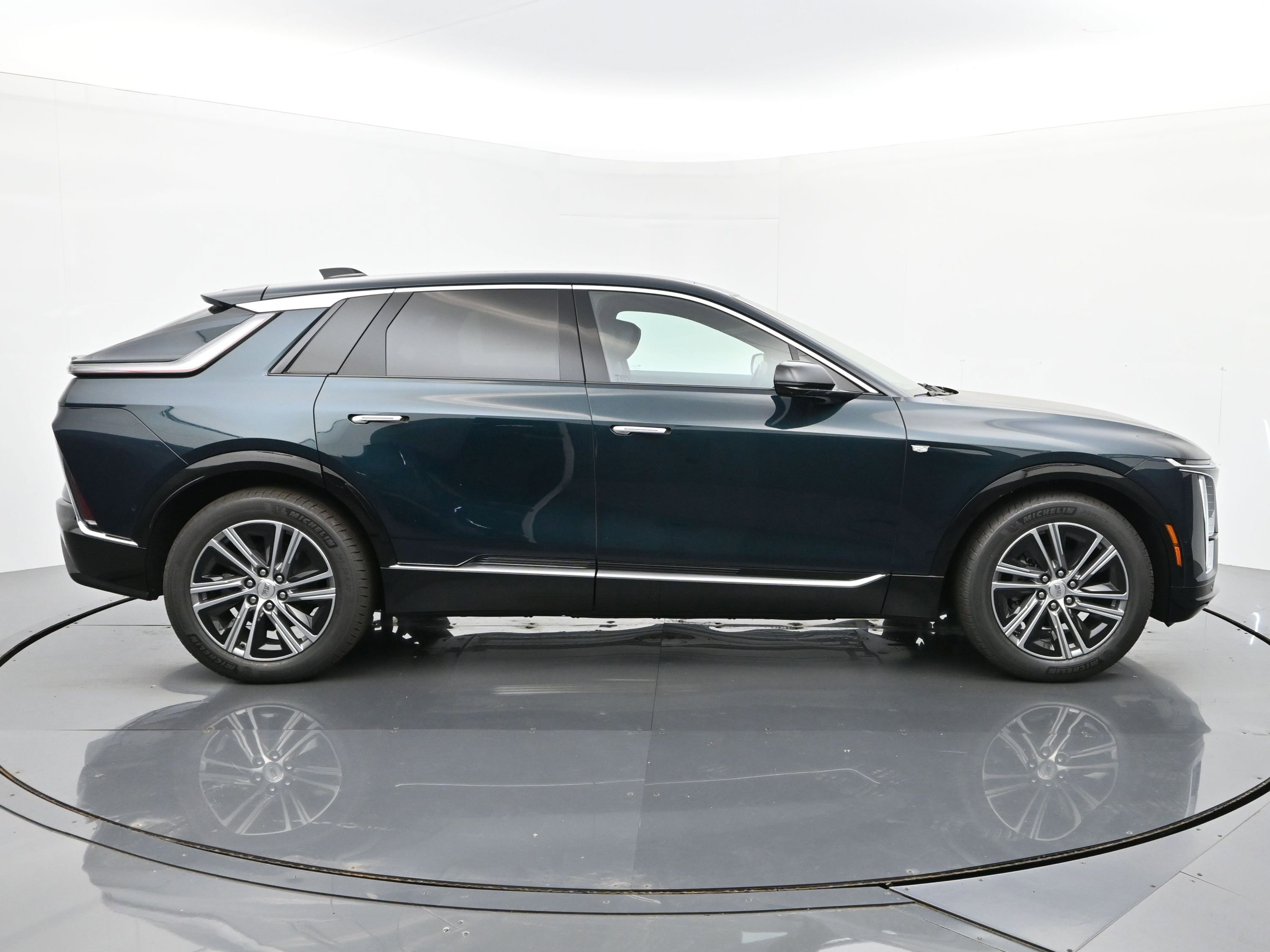 New 2025 Cadillac Lyriq Luxury image 6