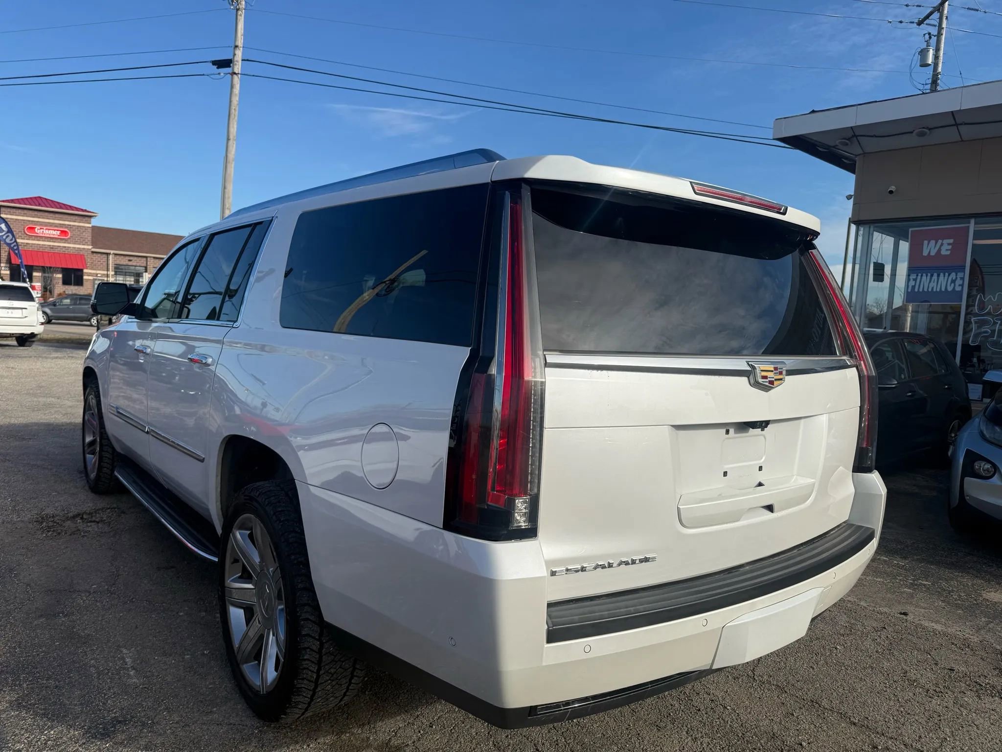 Used 2017 Cadillac Escalade ESV Luxury image 4