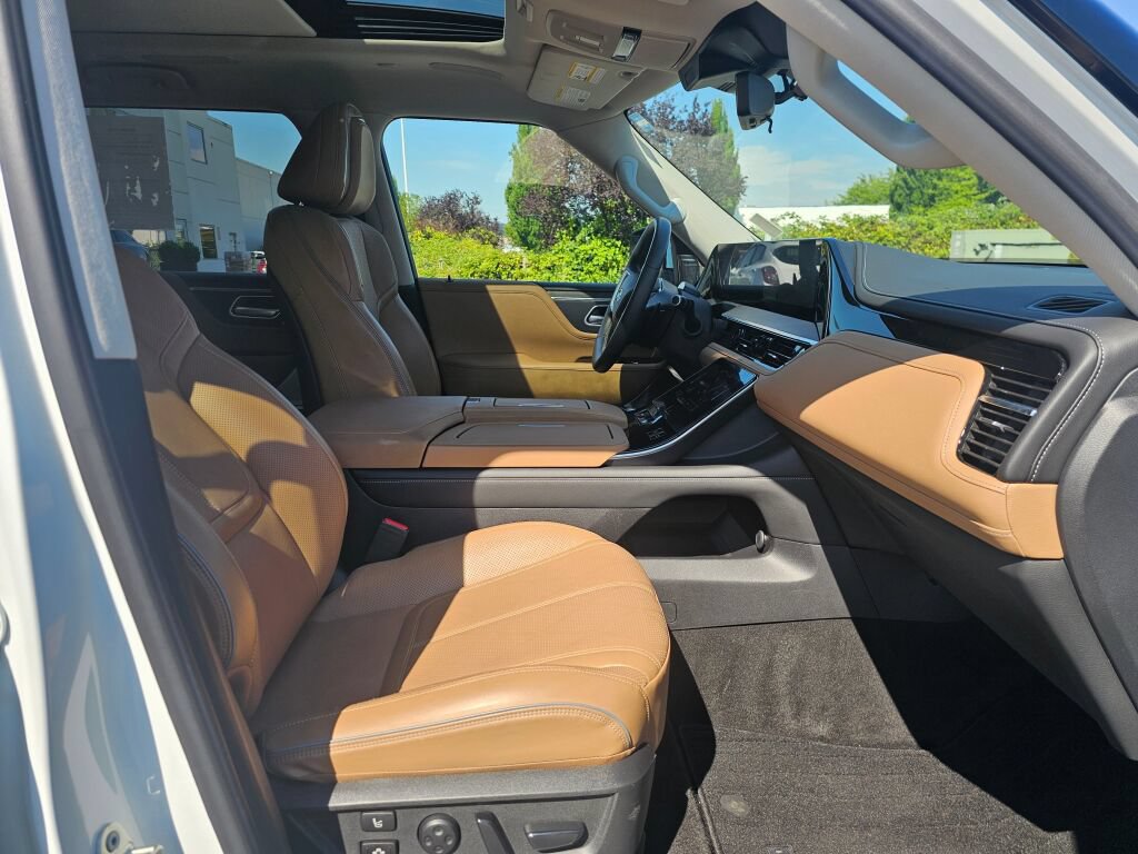Used 2025 INFINITI QX80 Sensory AWD/4WD image 11