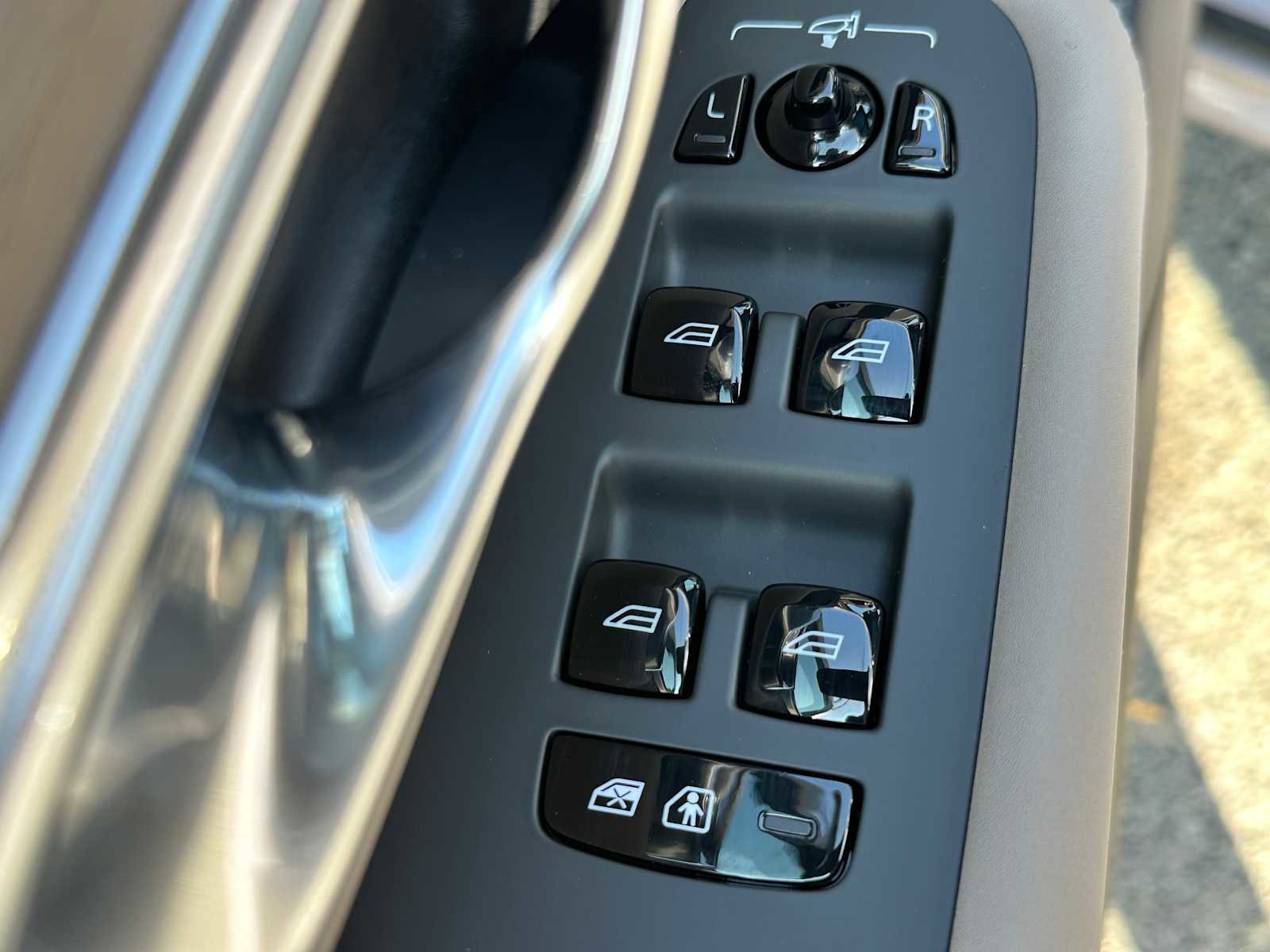 New 2026 Volvo XC90 B6 Plus w/ Protection Package Premier image 22