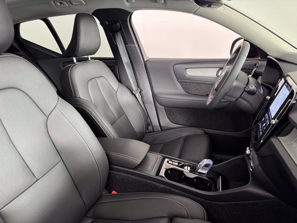 Certified 2024 Volvo XC40 B5 Plus w/ Protection Package Premier AWD/4WD image 2