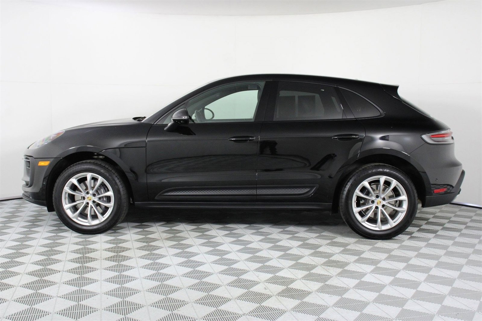 Used 2025 Porsche Macan image 2