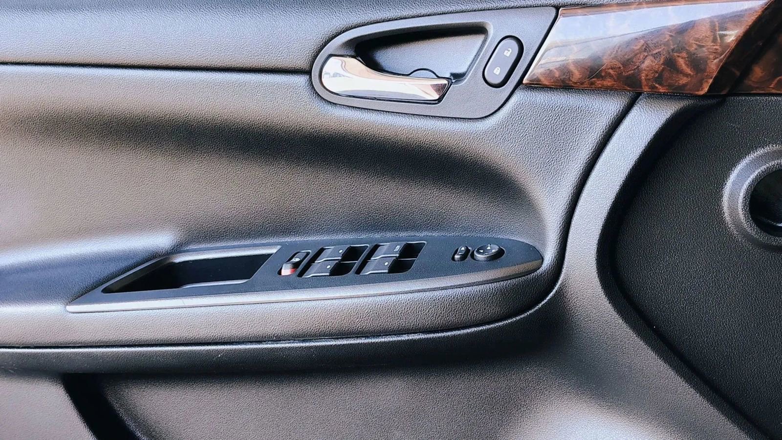 Used 2013 Chevrolet Impala LTZ FWD image 25