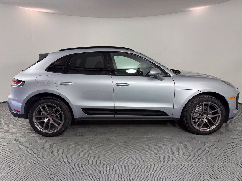 Certified 2025 Porsche Macan AWD/4WD image 8