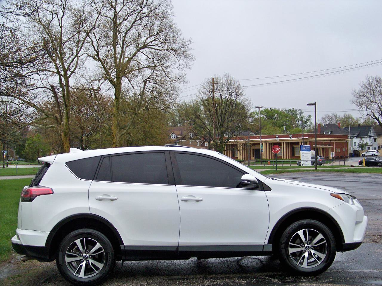 Used 2018 Toyota RAV4 XLE image 9