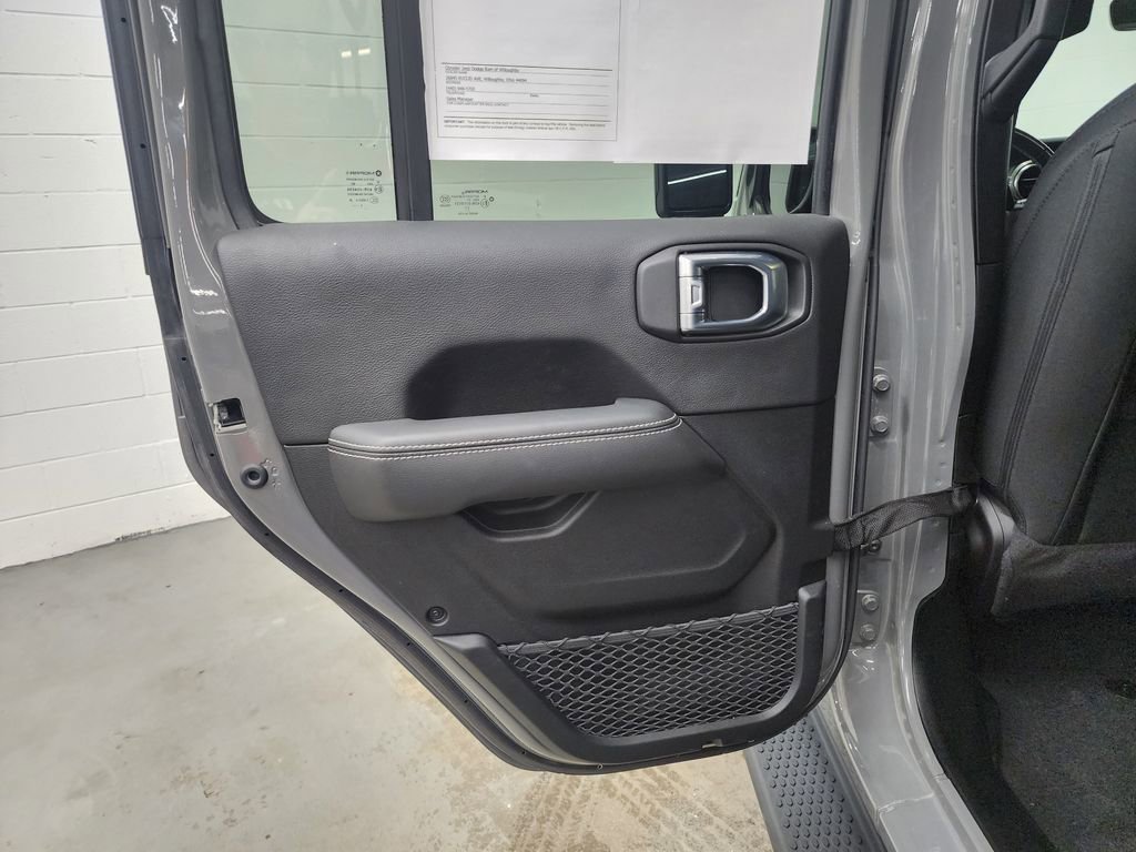 Used 2022 Jeep Wrangler Unlimited Sahara w/ Dual Top Group image 21