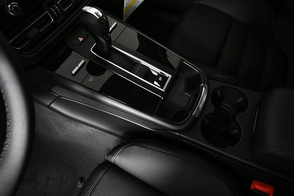 Certified 2026 Porsche Macan AWD/4WD image 18
