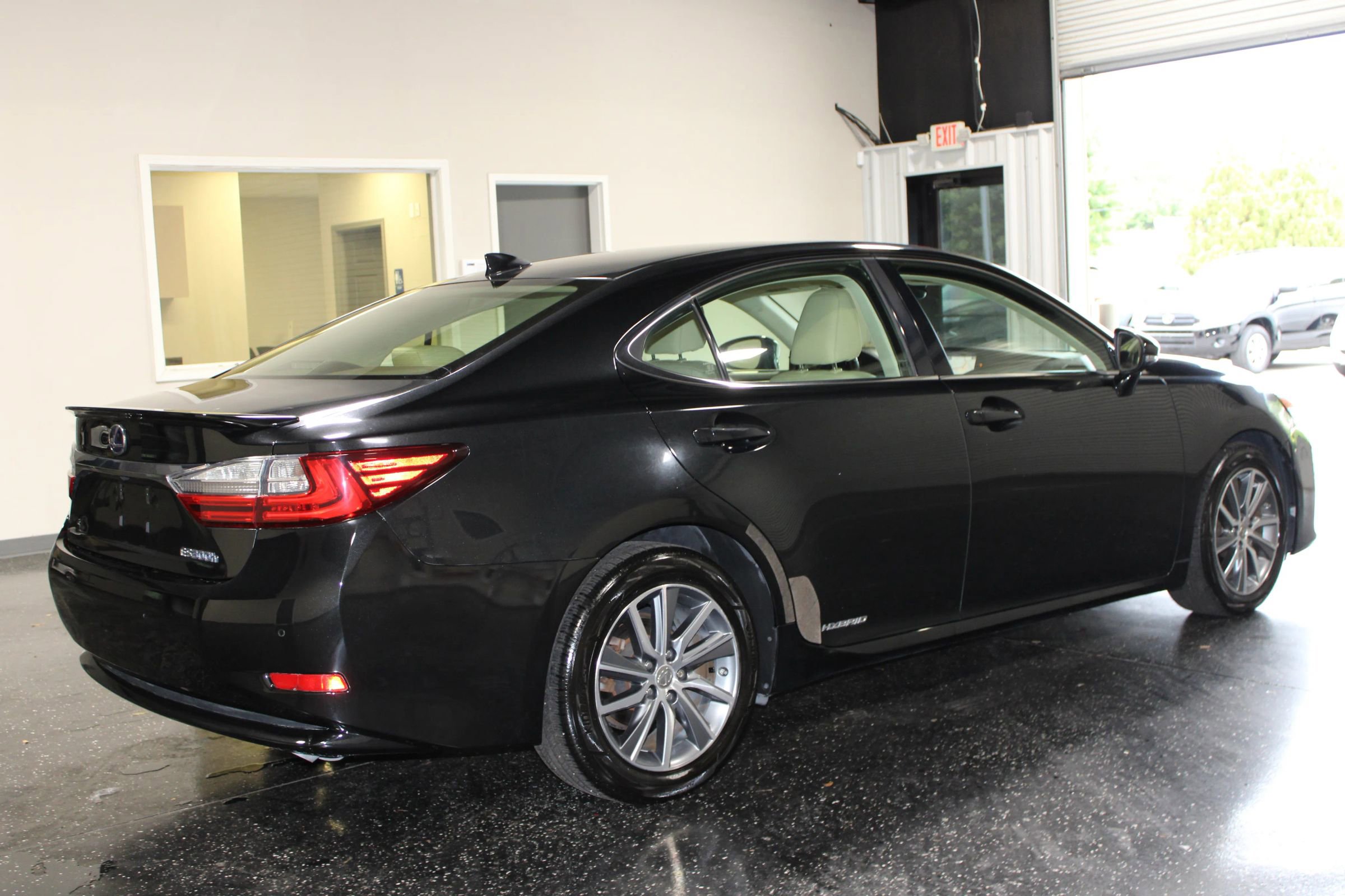 Used 2016 Lexus ES 300h w/ Luxury Package w/Wood Trim FWD image 3